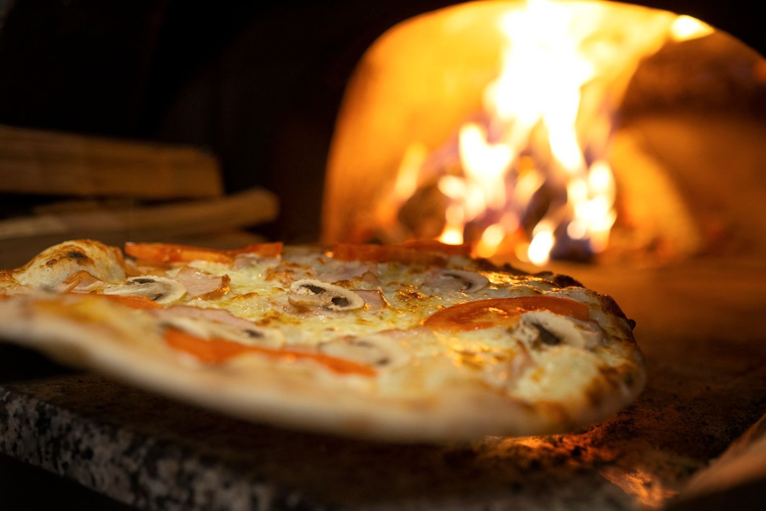 Pizza nel forno a legna
